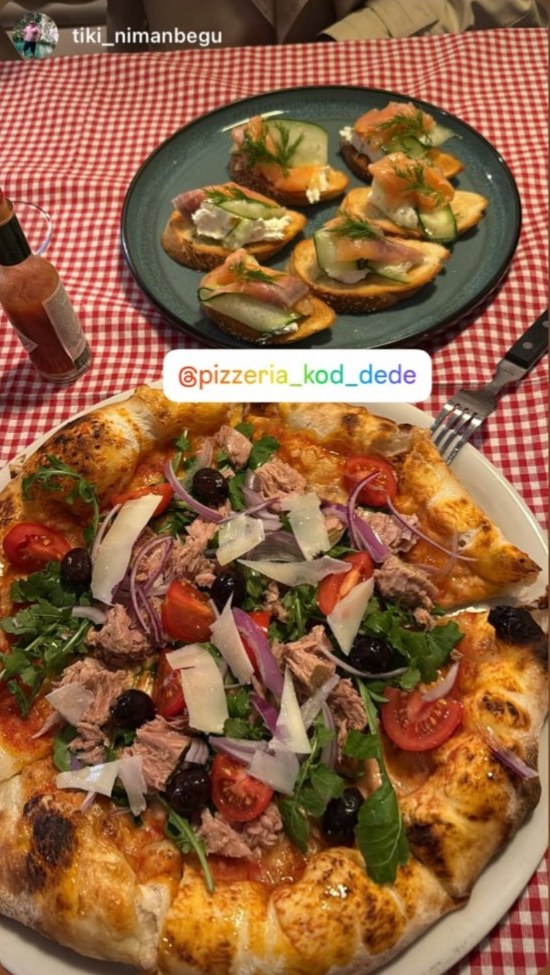 Tuna pizza with arugula